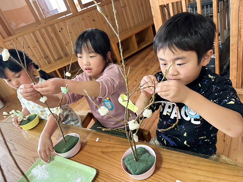 柳もちを作る子供たち