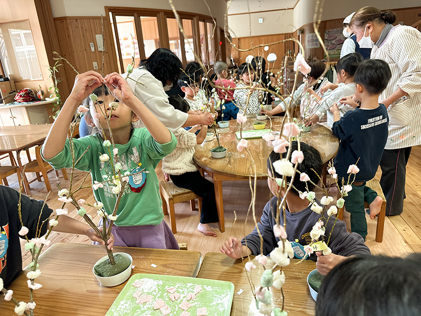 柳もちを作る子供たち